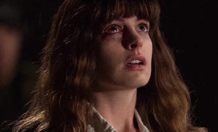 Colossal:  Anne Hathaway ovládá "Godzillu" - První video | Fandíme filmu