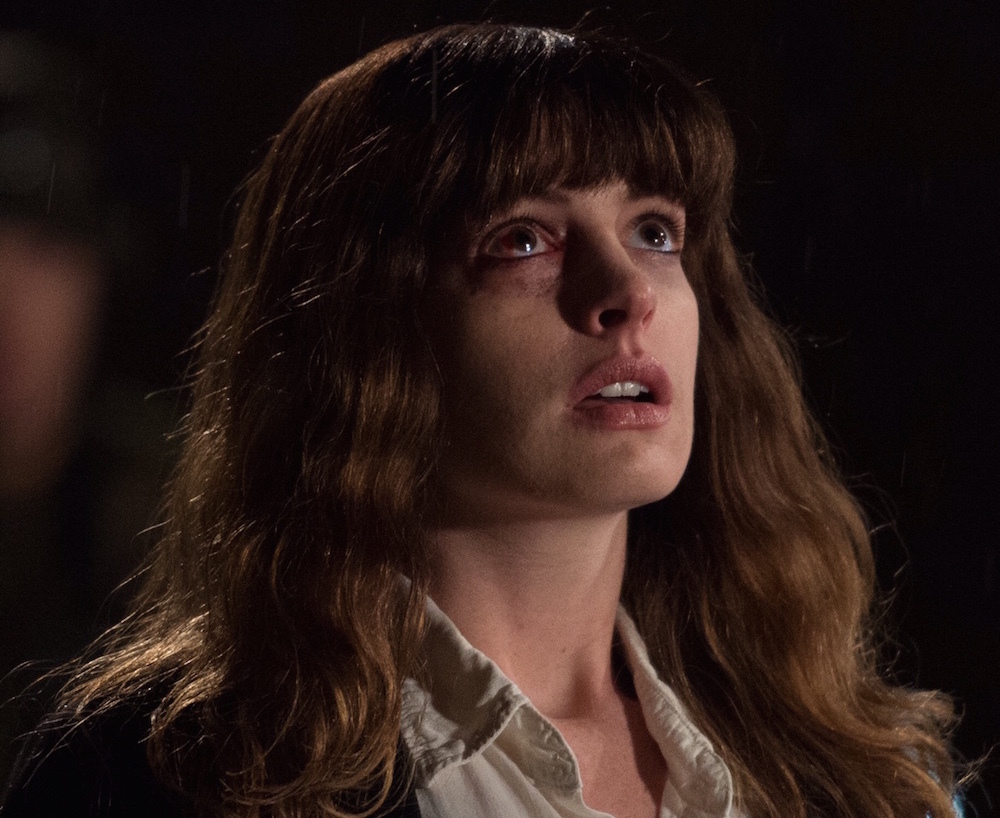 Colossal:  Anne Hathaway ovládá "Godzillu" - První video | Fandíme filmu