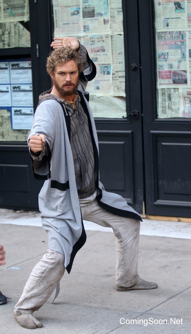 Iron Fist má datum premiéry. K tomu první oficiální fotka | Fandíme serialům