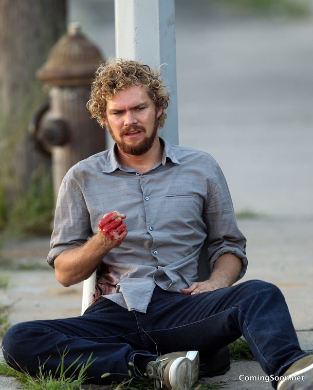 Iron Fist má datum premiéry. K tomu první oficiální fotka | Fandíme serialům
