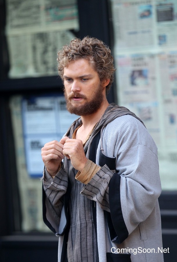 Iron Fist má datum premiéry. K tomu první oficiální fotka | Fandíme serialům