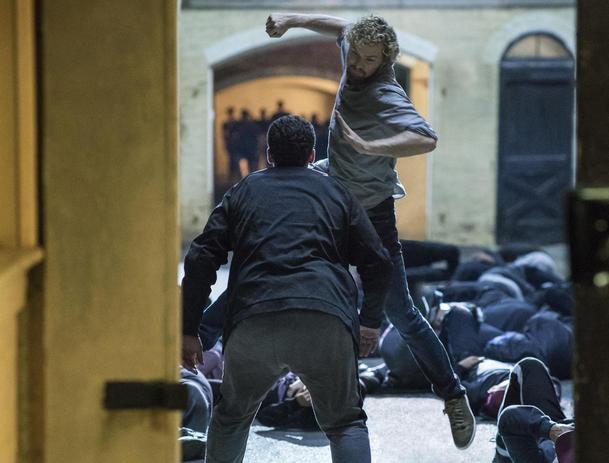 Iron Fist má datum premiéry. K tomu první oficiální fotka | Fandíme serialům