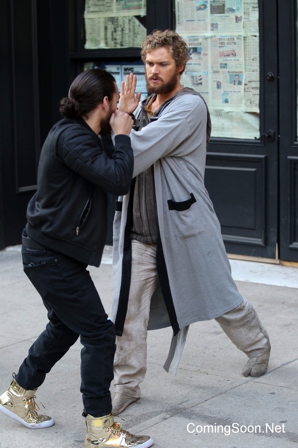Iron Fist má datum premiéry. K tomu první oficiální fotka | Fandíme serialům