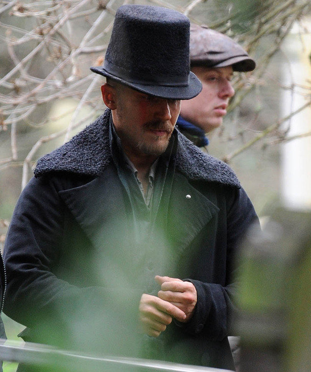 Taboo: Tom Hardy ovládá temná umění a mstí se | Fandíme serialům