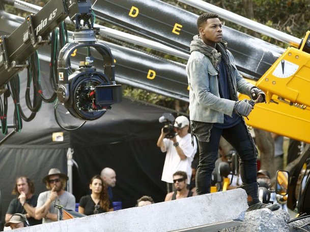 Pacific Rim 2: John Boyega na prvních fotkách z natáčení | Fandíme filmu