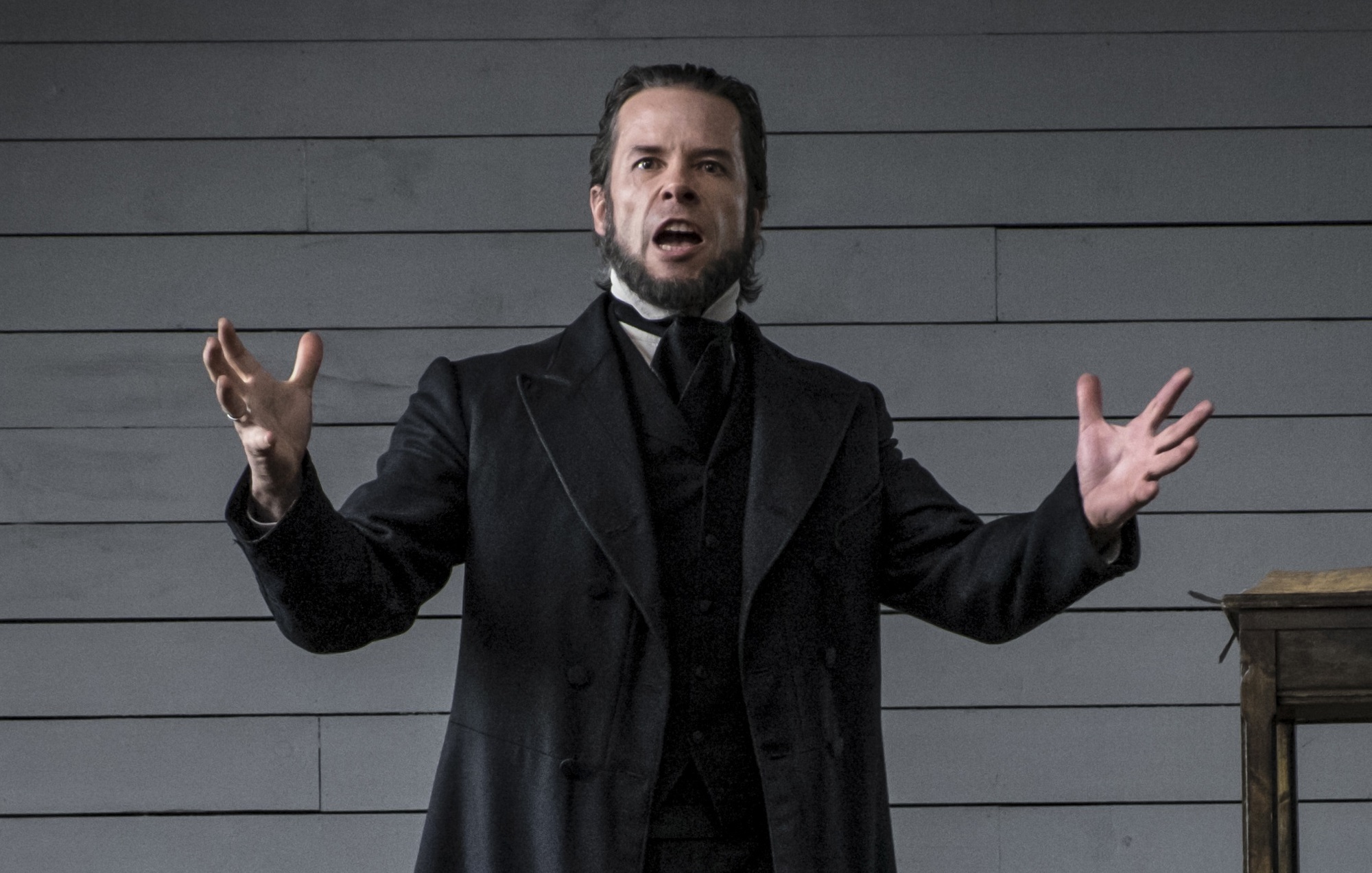 Brimstone: Guy Pearce jako anděl pomsty v horečnaté vizi | Fandíme filmu