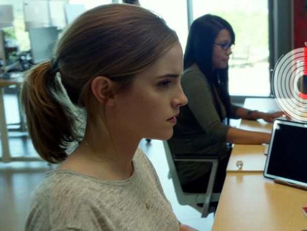 The Circle: Emma Watson vás sleduje přes počítač - trailer | Fandíme filmu