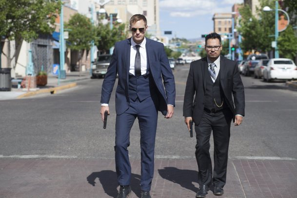 War on Everyone:  Skarsgård a Peña jako dva zkorumpovaní poldové | Fandíme filmu