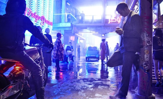 Mute: Duncan Jones nás zve do neony prosvíceného Berlína | Fandíme filmu