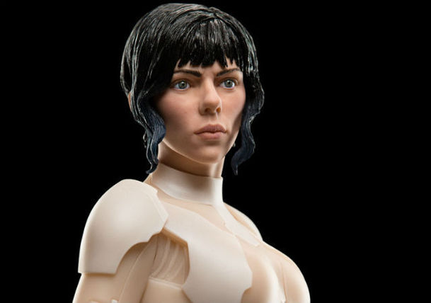 Ghost in the Shell: Scarlett proskakuje sklem na novém posteru | Fandíme filmu