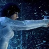 Ghost in the Shell: Scarlett proskakuje sklem na novém posteru | Fandíme filmu