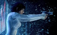 Ghost in the Shell: Scarlett proskakuje sklem na novém posteru | Fandíme filmu