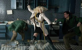 Atomic Blonde: Charlize Theron nikomu nevěří v nových ukázkách | Fandíme filmu