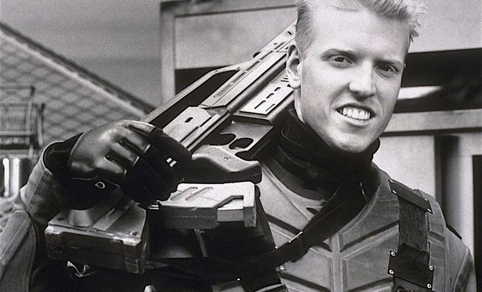 The Predator: Jake Busey ve filmu hraje syna svého otce | Fandíme filmu