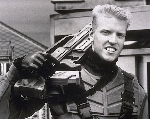 The Predator: Jake Busey ve filmu hraje syna svého otce | Fandíme filmu