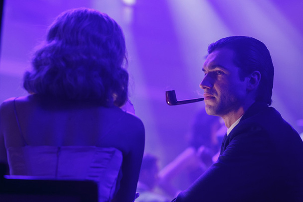 American Playboy: první trailer na minisérii o zakladateli Playboye | Fandíme serialům