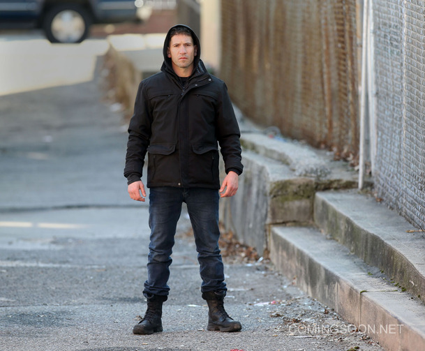 Punisher: Pomlácený Jon Bernthal na nových fotkách z natáčení | Fandíme serialům