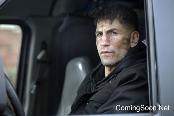 Punisher: Pomlácený Jon Bernthal na nových fotkách z natáčení | Fandíme serialům