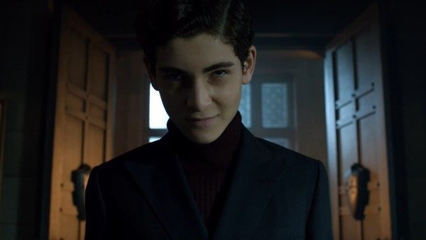 Gotham: Bruce se mění v Temného rytíře, Hádankář se blíží! | Fandíme serialům