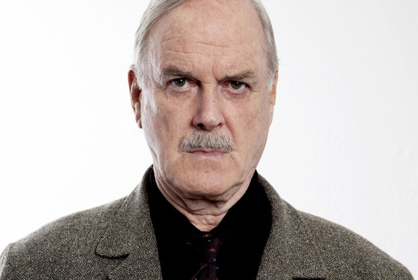 Edith: John Cleese se vrací na televizní obrazovky | Fandíme serialům