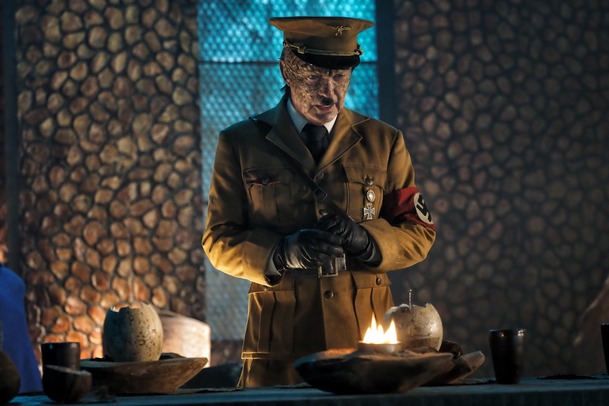 Iron Sky: The Coming Race: Hitler se vrací. Na Tyranosaurovi | Fandíme filmu