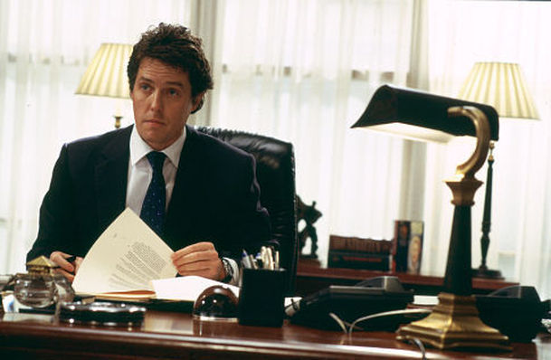 Hugh Grant si zahraje politika obviněného z vraždy milence | Fandíme serialům