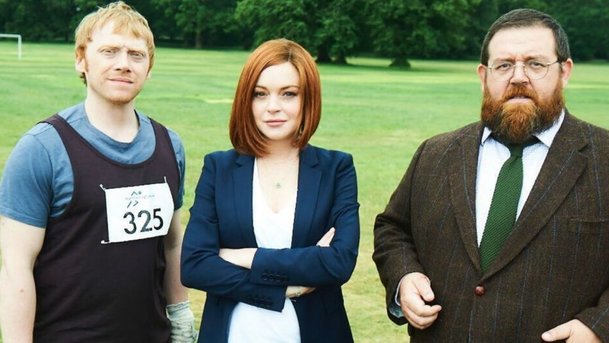 Sick Note: britský sitcom ve druhé řadě i s Lindsay Lohan | Fandíme serialům