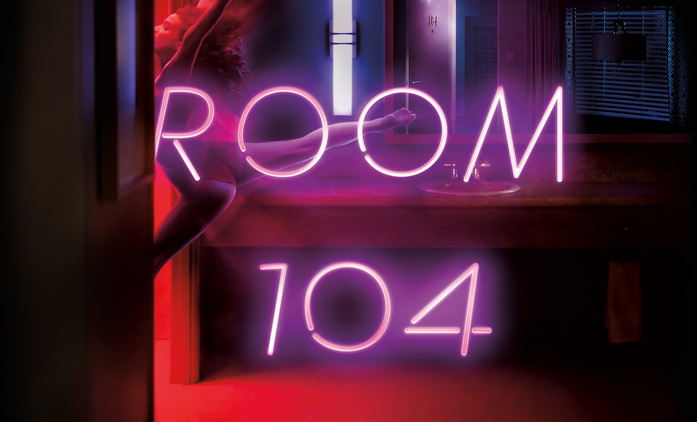 Room 104: Co všechno se může stát v jednom hotelovém pokoji | Fandíme seriálům