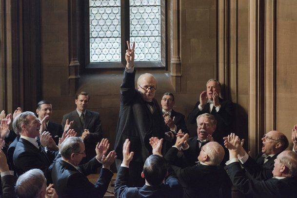 Darkest Hour: Gary Oldman se zcela převtělil v Churchilla | Fandíme filmu