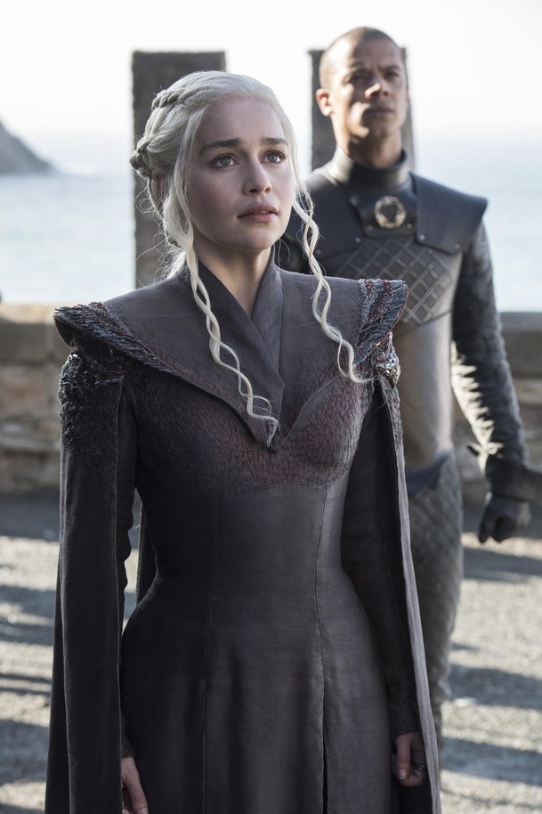 Hra o trůny: Emilia Clarke dotočila a zavzpomínala na nahé scény | Fandíme serialům