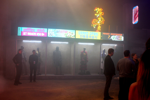 Blade Runner 2049: Fotky z Comic-Conu jsou nasáklé atmosférou | Fandíme filmu