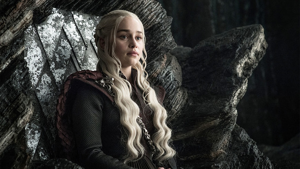 Hra o trůny: Emilia Clarke má nové tetování draků! | Fandíme serialům