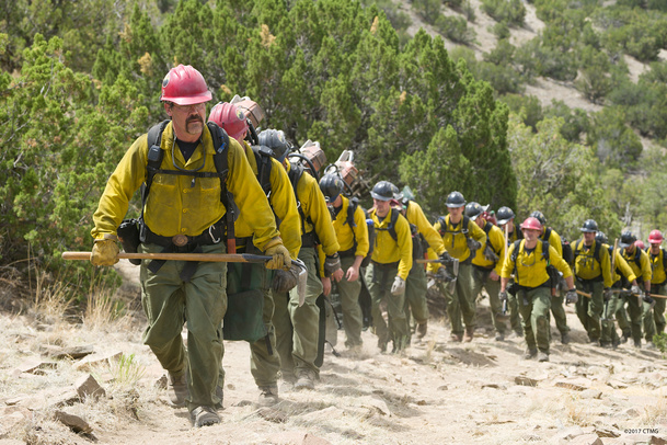 Only the Brave: Featurette představuje těžkou práci hasičů | Fandíme filmu