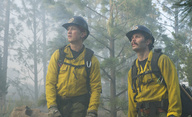 Only the Brave: Featurette představuje těžkou práci hasičů | Fandíme filmu