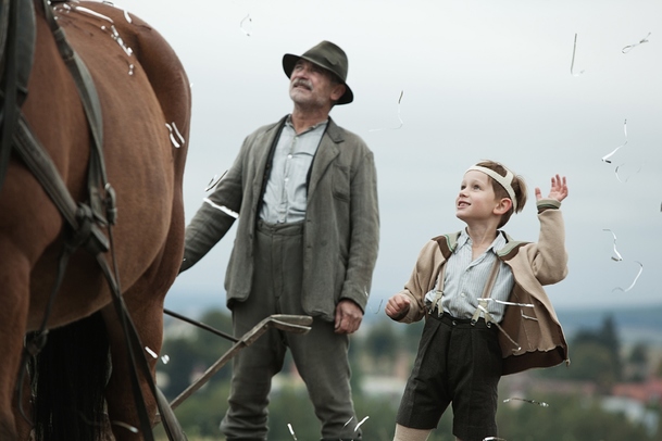 První dojmy: Po strništi bos neurazí, ale rozhodně nenadchne | Fandíme filmu