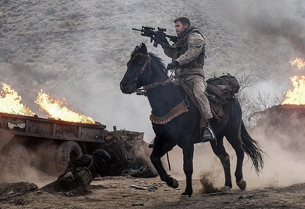 12 Strong: Chris Hemsworth jako moderní voják na koni | Fandíme filmu