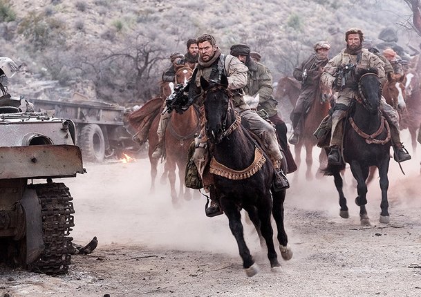 12 Strong: Chris Hemsworth jako moderní voják na koni | Fandíme filmu