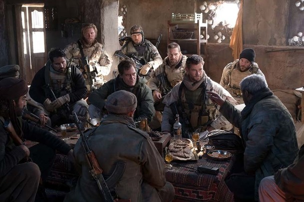 12 Strong: Chris Hemsworth jako moderní voják na koni | Fandíme filmu