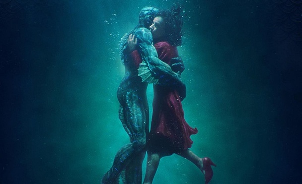 The Shape of Water: Nový poster nabízí dvojici v podvodním objetí | Fandíme filmu