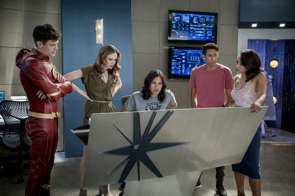 Arrow a The Flash: Maskovaní hrdinové si odkroutili další dva díly | Fandíme serialům