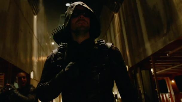 Arrow a The Flash: Maskovaní hrdinové si odkroutili další dva díly | Fandíme serialům
