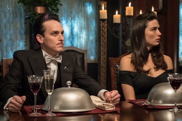 Gotham: Profesor Pyg si jde pro Tučňáka | Fandíme serialům