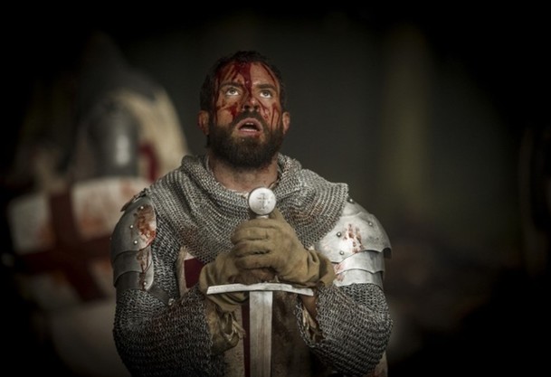 Knightfall: Představitel Landryho odhalil krvavý závěr sezóny | Fandíme serialům
