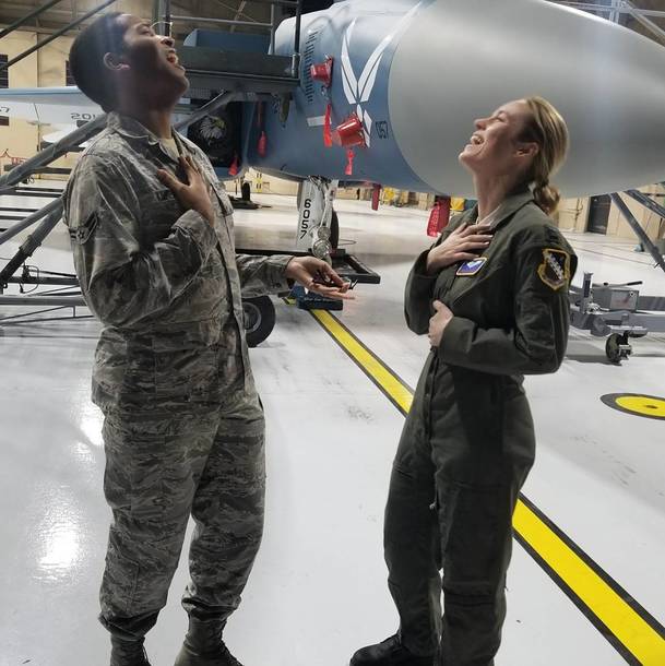 Captain Marvel: Brie Larson ve vojenském, natáčení za rohem | Fandíme filmu