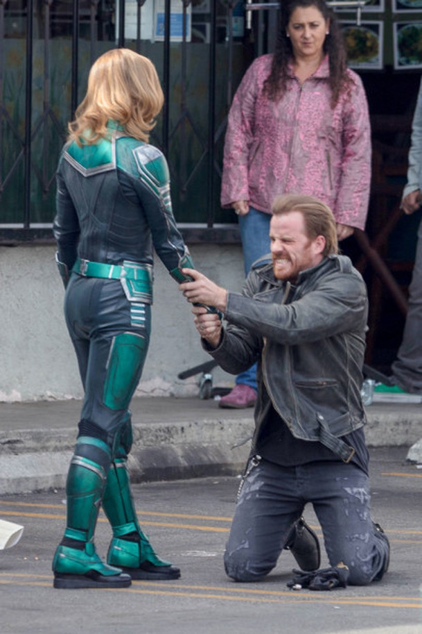 Captain Marvel: Brie Larson na prvních fotkách v kostýmu | Fandíme filmu