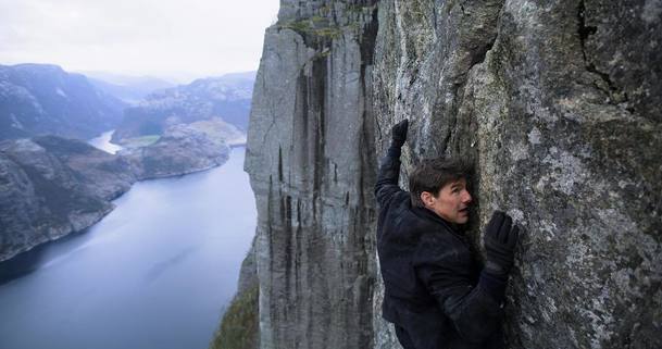 Tom Cruise na rozjeté motorce skočil ze srázu - pusťte si záběry | Fandíme filmu