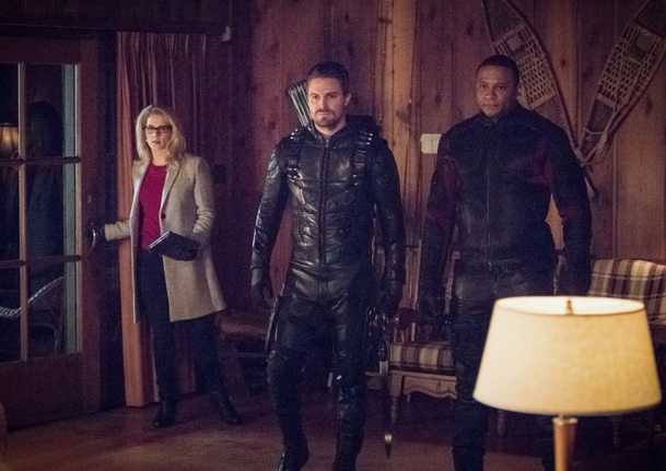 Arrow: Střet dvou týmů ve 14. epizodě patří mezi nejslabší | Fandíme serialům