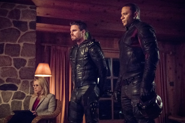 Arrow: Střet dvou týmů ve 14. epizodě patří mezi nejslabší | Fandíme serialům