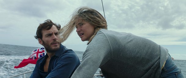 Adrift: Katastrofický hurikán zastihne pár na otevřeném moři | Fandíme filmu