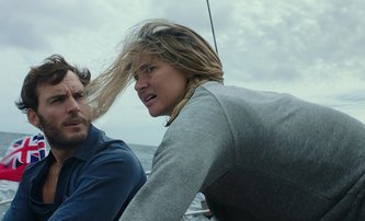 Adrift: Katastrofický hurikán zastihne pár na otevřeném moři | Fandíme filmu